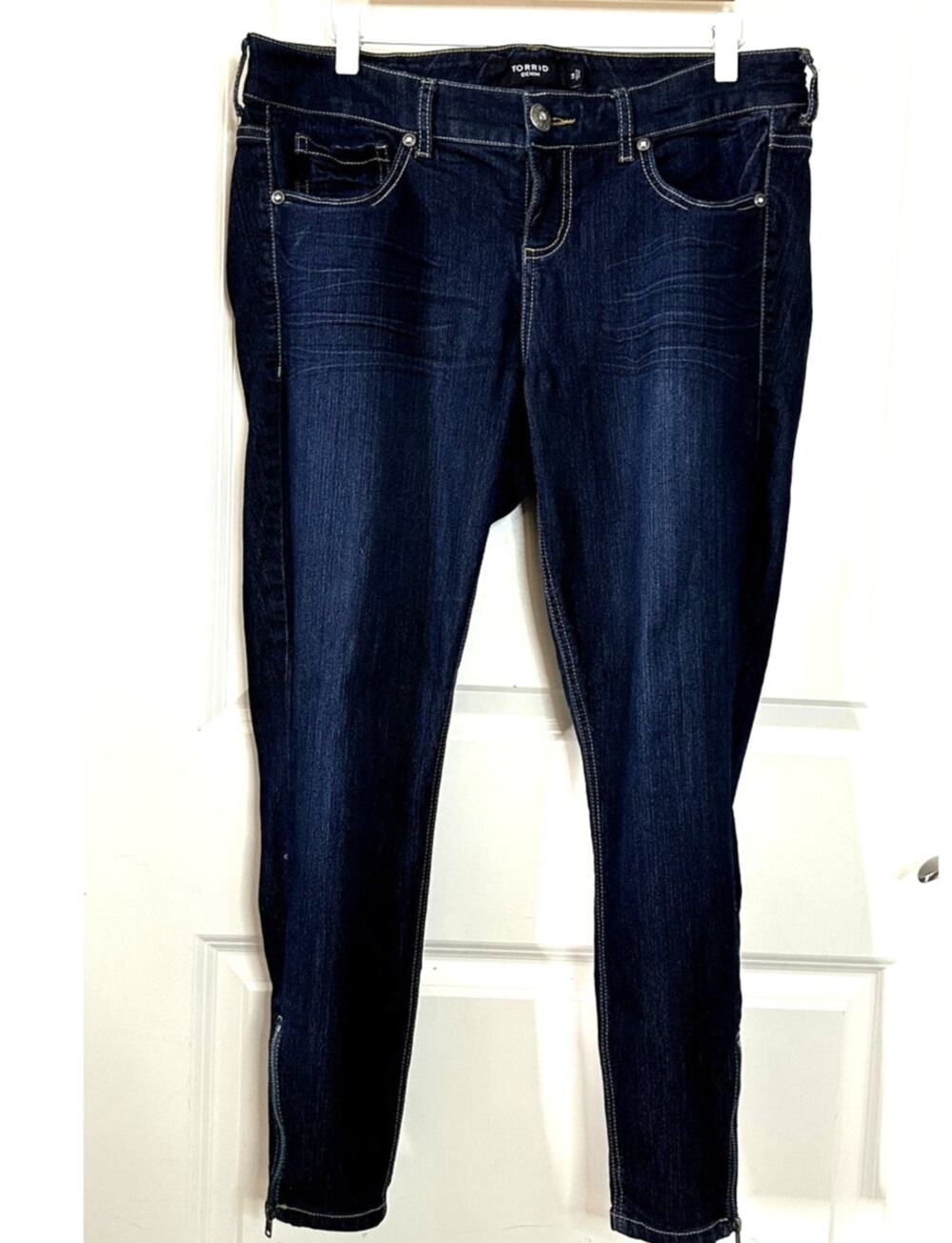 TORRID Stiletto Jegging Size 14 Super Stretch Dark Wash Zip Ankle Rhinestone